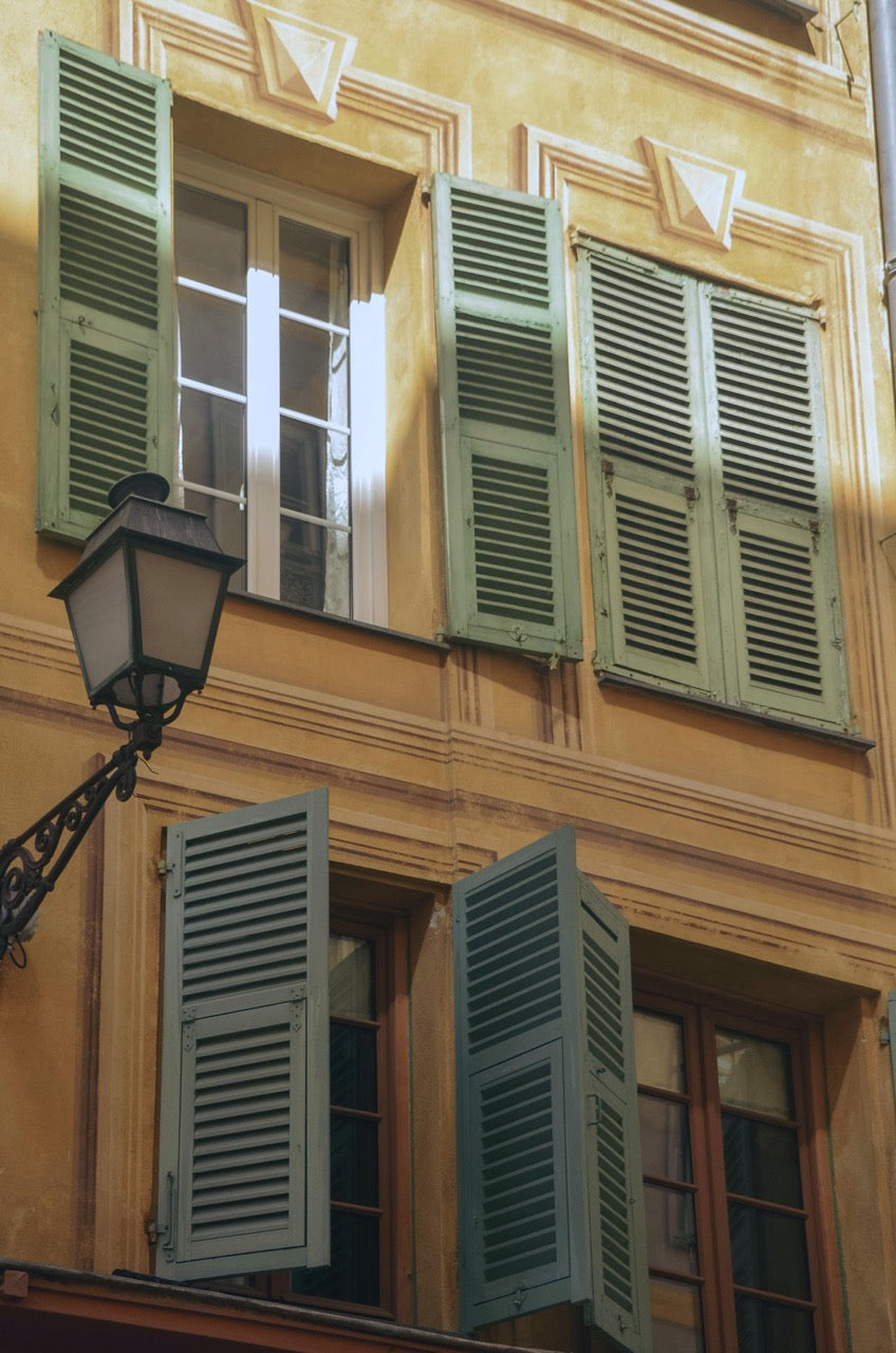 Façade provençale aux volets verts dans le vieux Grasse, capitale mondiale du parfum et berceau de Parfum d'Éthique